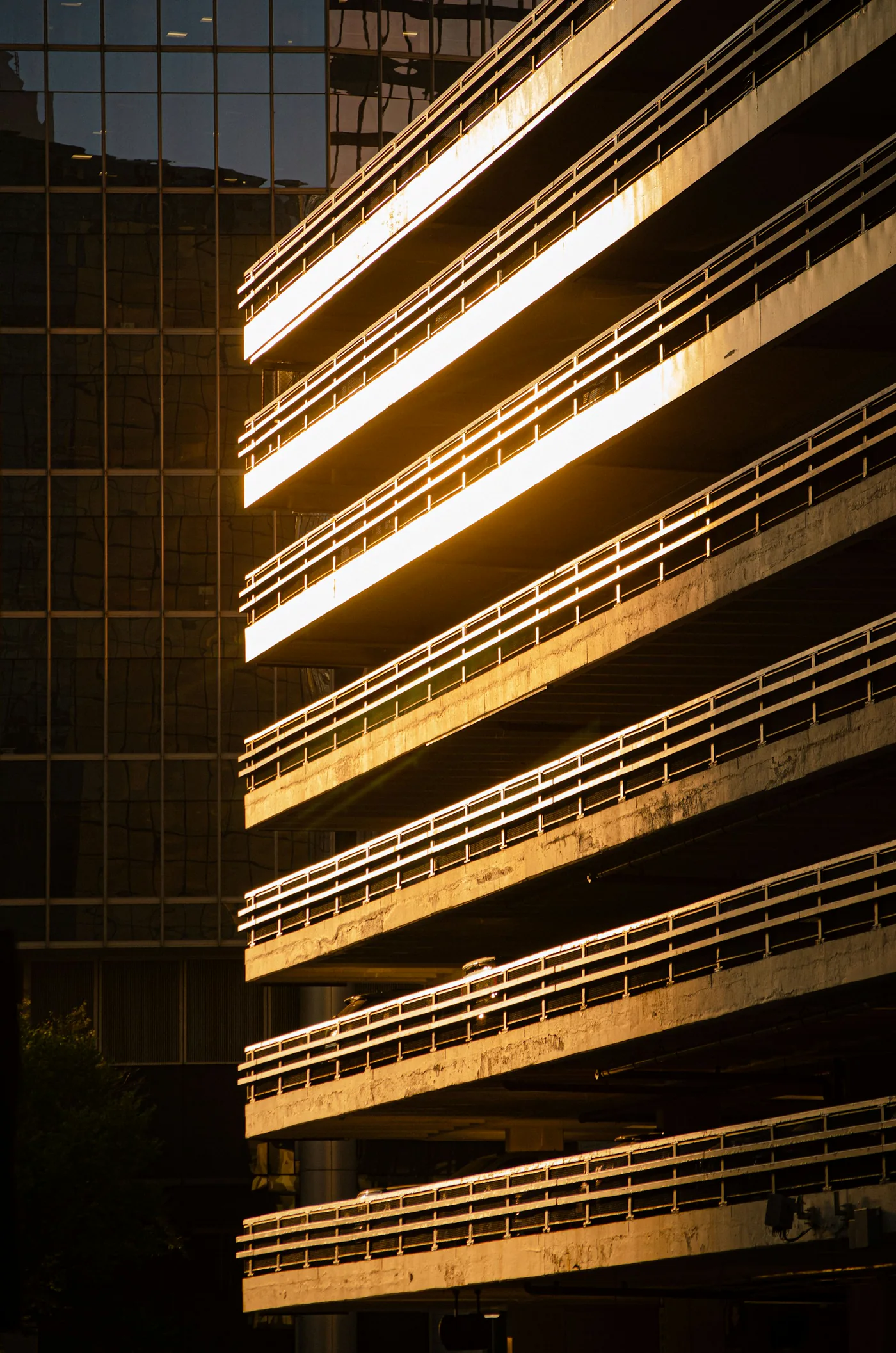 Arquitectura y circulación de un estacionamiento contemporáneo