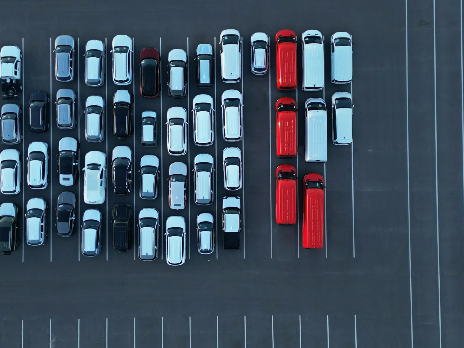 Vista aérea de un estacionamiento y su capacidad de organización